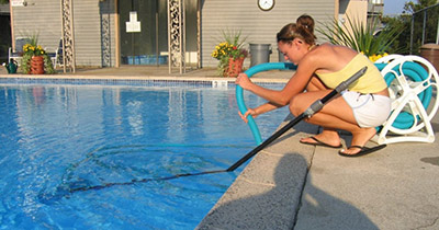 Come trattare l’acqua della propria piscina esterna durante l’inverno.