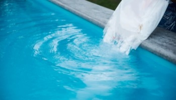 Acqua salata in piscina: come trasformare il tuo spazio in un’oasi naturale