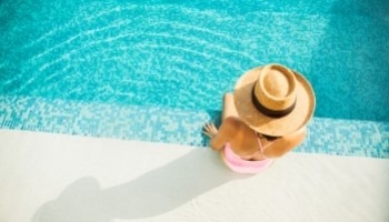 Come funziona un elettrolizzatore per piscina salata?