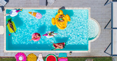 Quali sono le normative e i permessi necessari per una piscina di design?