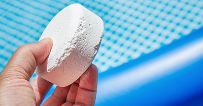 Preparare una piscina in legno per l'estate: come effettuare il trattamento