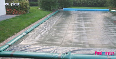 Come riavvolgere la copertura della tua piscina esterna