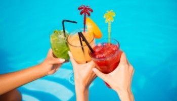 Cocktail in piscina: idee fresche per il tuo pool party