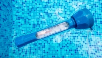 Come mantenere l'acqua della piscina perfetta anche con il caldo estremo