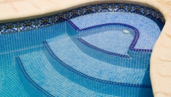 Piastrellatura della piscina: scelta dei materiali e tecniche professionali