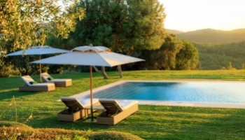 Piscine in campagna: crea la tua oasi di relax immersa nel verde