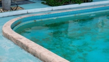 Sabbia rossa in piscina: come rimuoverla efficacemente
