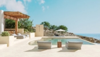 Come sistemare l’area esterna della piscina: idee e consigli utili