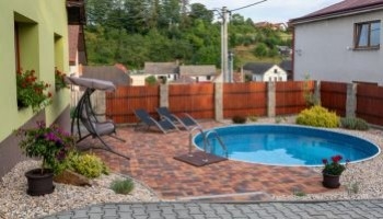 Come prendersi cura della tua minipiscina: routine e tecniche di pulizia