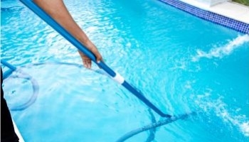 Scopa aspirafango per piscina: come pulire il fondo senza fatica