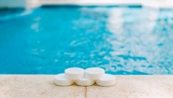 Trattamento shock piscina: quando e come fare l’iperclorazione