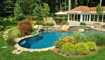 Aiuole bordo piscina: come creare spazi verdi eleganti e funzionali