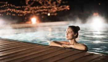 Riscaldare la piscina con il sole: vantaggi e funzionamento
