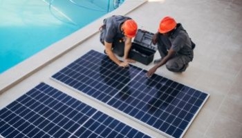 Trasforma la tua piscina con i pannelli solari: vantaggi e installazione