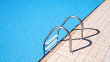 Come scegliere la scaletta ideale per la tua piscina