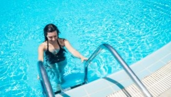 Sicurezza e funzionalità: la scaletta giusta per la tua piscina