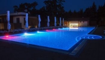 Illuminazione RGB per piscina: personalizza colori e atmosfere