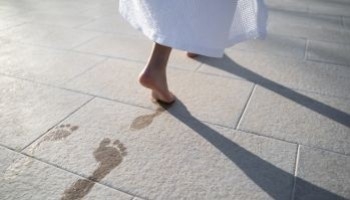 Pavimento antiscivolo piscina: come scegliere quello ideale