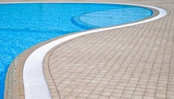 Piastrelle bordo piscina: come scegliere le migliori per sicurezza e stile
