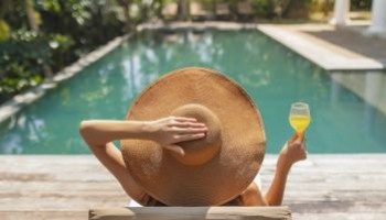 Piscina autosufficiente: risparmio energetico, sostenibilità e comodità