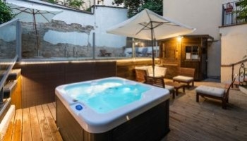 Crea la tua spa outdoor perfetta attorno alla piscina