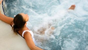 Vasca idromassaggio da giardino: soluzioni per il tuo relax