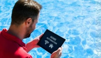 Piscina smart: i vantaggi della tecnologia per la tua oasi acquatica