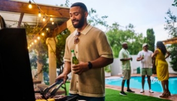 Cucina outdoor vicino alla piscina: come trasformare il giardino