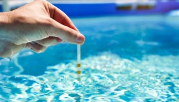 Analisi microbiologiche acqua piscina: come proteggere la tua famiglia