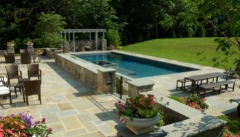 Come realizzare una piscina su misura nel tuo giardino