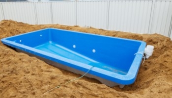 I vantaggi e le caratteristiche della piscina in vetroresina interrata 