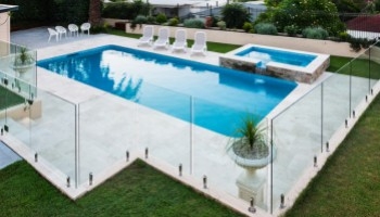 Barriera trasparente per piscina: sicurezza e design