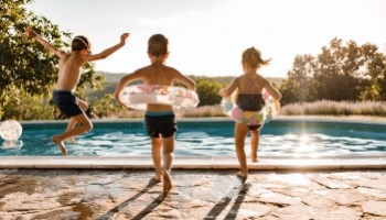 Sicurezza dei bambini in piscina: proteggi la tua famiglia