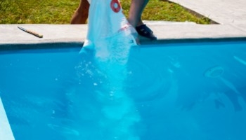 Elettrolisi al sale per piscina: come funziona e perché sceglierla
