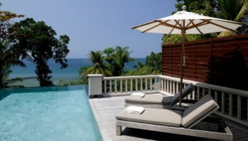 Ombrelloni bordo piscina: protezione e stile per il tuo relax