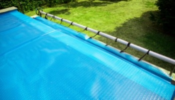 Isolamento termico piscina: come ridurre i costi energetici
