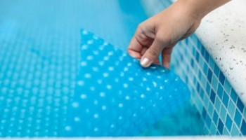 Copertura isotermica per piscina: risparmia energia e acqua
