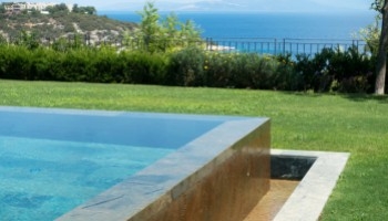 Piscina a sfioro perimetrale: design e funzionalità per casa tua